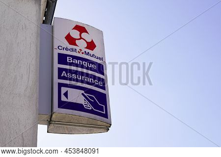 Bordeaux , Aquitaine  France - 04 24 2022 : Credit Mutuel Sign Text French Bank Office Agency Facade