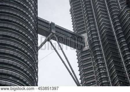 Kuala Lumpur, Malaysia- Apr 17, 2022: Vew Of Skybridge Of Petronas Twin Towers In Kuala Lumpur Malay