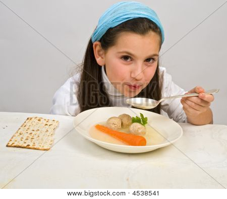 Zuppa di biscotti palla ragazza