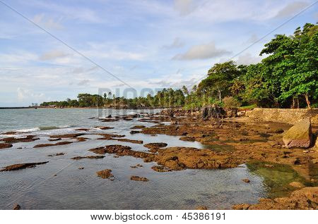 Spiaggia con rocce a Anyer, Indonesia
