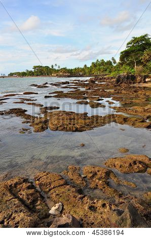 Vista panoramica della spiaggia con rocce a Anyer
