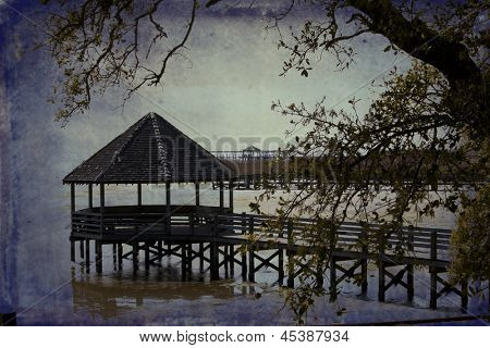 Altán v Currituck Heritage Park v historickém Corolla, Severní Karolína je populární rekreační dest