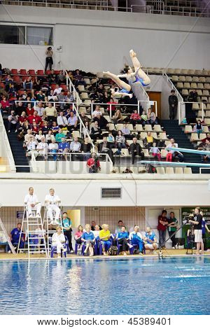 Moskva - APR 13: To kvindelige atleter under konkurrencer på synkrone springbræt dykning i Pool
