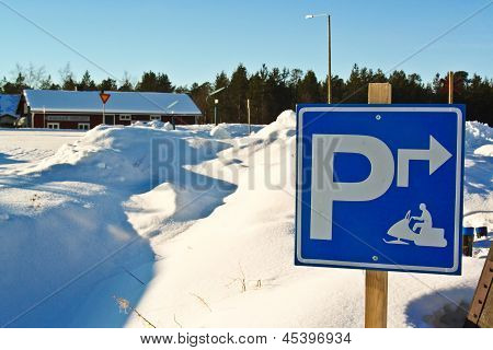 Znamení Snow Scooter parkování v Finsko