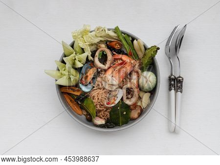 Spicy Stir Fried Seafood Instant Noodles With Herbs With Various Spices Served With Vegetables, Cucu
