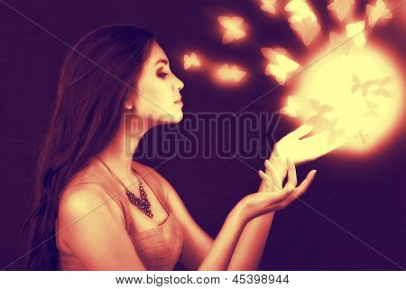 sfera di luce nelle mani. ragazza attraente fata