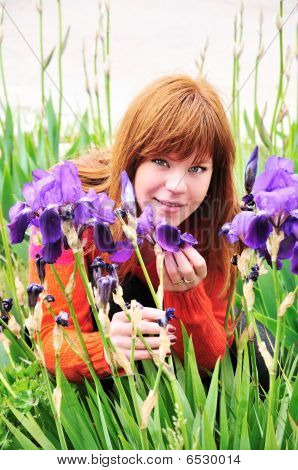 Smuk Model sidder ved siden af blomster