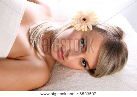 Krásná blonďatá dívka relaxační