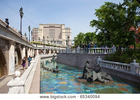 Pool, Walking People And Four Seasons Hotel Moscow