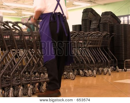 Bir süpermarkette çalışan