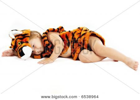 De kleine jongen in een pak van een tijger