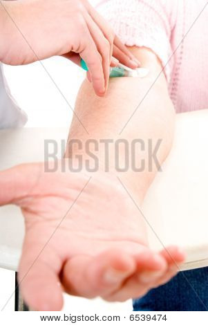 Kan analizi Getting üst düzey kadın kolu.