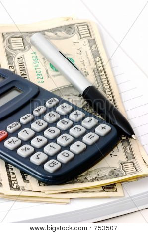 Notizbuch mit Stift, Rechner und cash