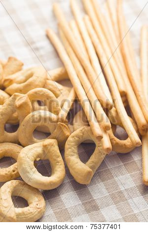the tarallini bread and grissini sticks
