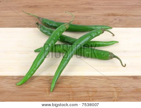 Long Hot Paprika auf Holz Schneidbrett