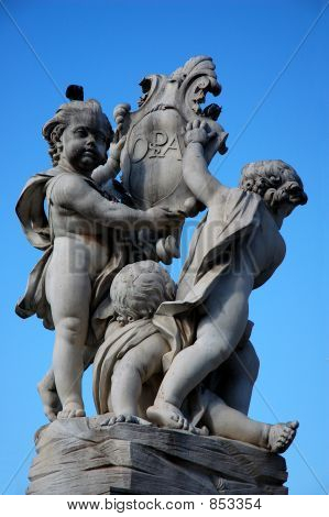 캄포 데이 마이아, 피사에 동상