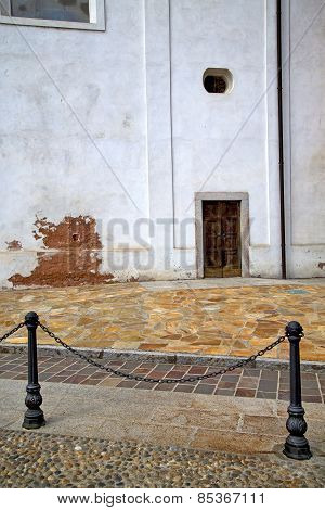 Italy  Lombardy     In  The Santo Antonino  Old   Church  Closed