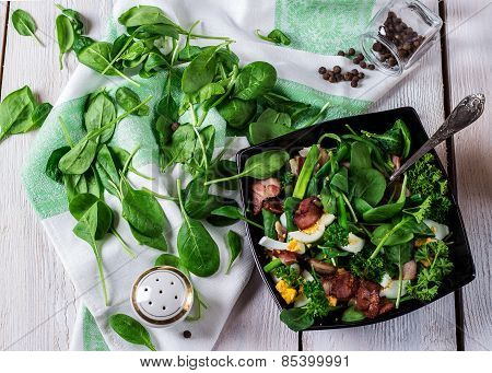 Green Salad With Eggs And Bakon
