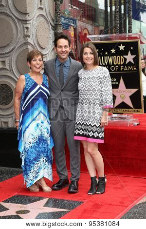 LOS ANGELES - JUL 1:  Paul Rudd, Mother, Sister at the Paul Rudd Hollywood Walk of Fame Star Ceremony at the El Capitan Theater Sidewalk on July 1, 2015 in Los Angeles, CA