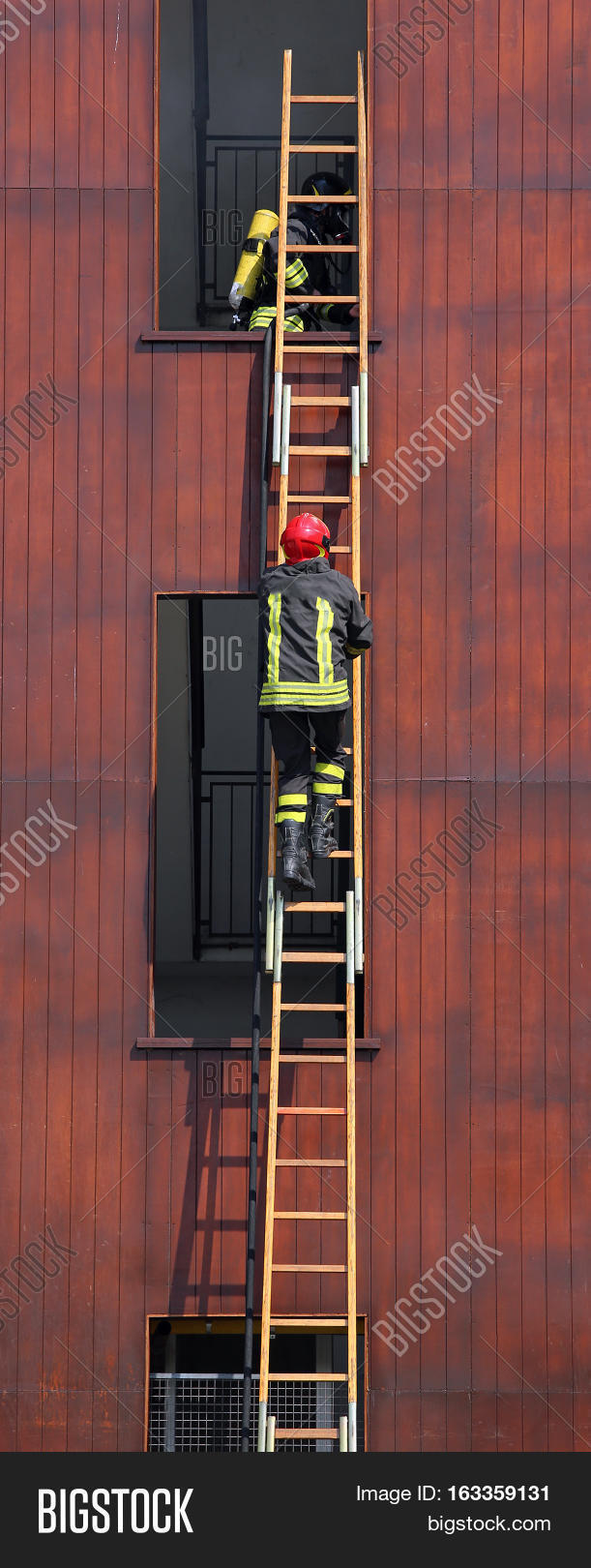 Пожарник на лестнице. Пожарная машина с лестницей. Пожарная лестница. Спасение людей с высотных зданий. Ручные пожарные лестницы.