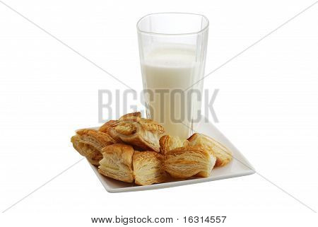 Teller mit frisch gebackenen Bourekas mit Glas Milch