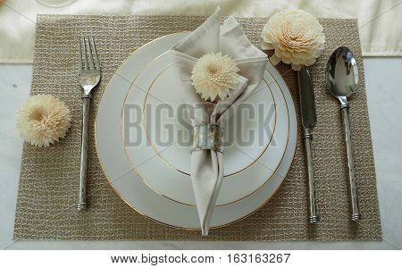 White plates and cutlery to put food on the table.
