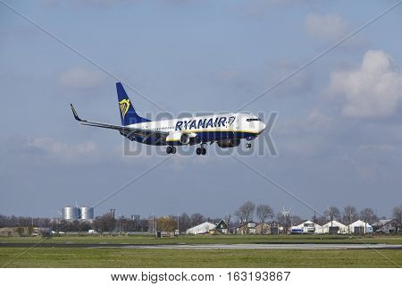 Amsterdam Airport Schiphol - Ryanair Boeing 737 Lands