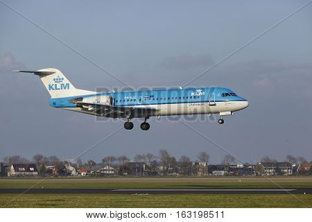 Amsterdam Airport Schiphol - Klm Cityhopper Fokker 70 Lands