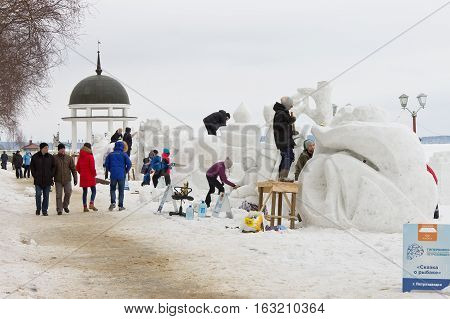 PETROZAVODSK, RUSSIA - FEBRUARY 20TH, 2016: construction of snow sculptures at the International Winter Festival 