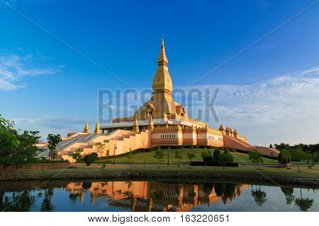 Chedi maha mongkol bua Landmarks of Roi et Thailand in the evening.