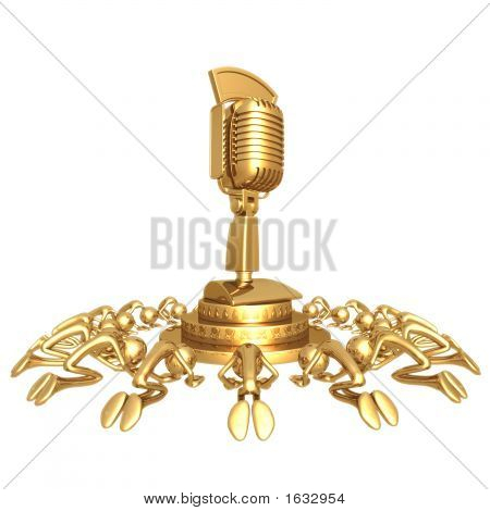 Folla adorare un microfono d'oro retrò