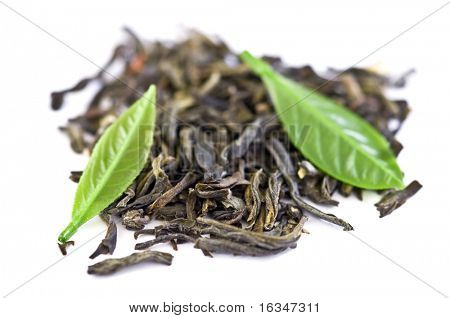 Green tea leaf eristetty valkoisella taustalla