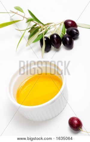 Olijven takje en zuivere olijfolie