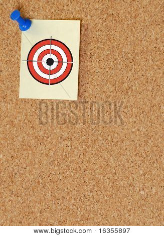 Note-se com um alvo Postado em um quadro de avisos