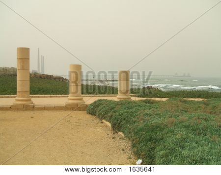 Sloupce s různými výškami na Caesareas' Beach.Ruins