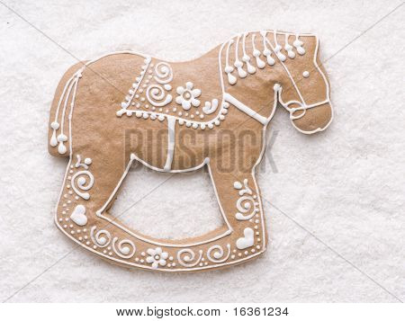Caballo de pan de jengibre en fondo de coco
