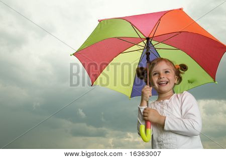 Feliz menina com guarda-chuva