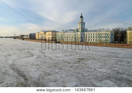 In the city is winter.The river is icebound.Outside the frost and cold.