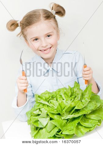 Vegetarische Kost - kleines Mädchen mit kopfsalat