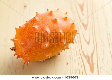 식탁에서 맛 있는 kiwano 과일