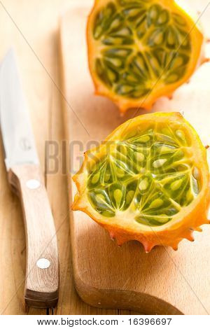 식탁에서 맛 있는 kiwano 과일