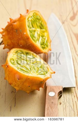 식탁에서 맛 있는 kiwano 과일