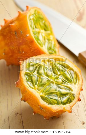 식탁에서 맛 있는 kiwano 과일