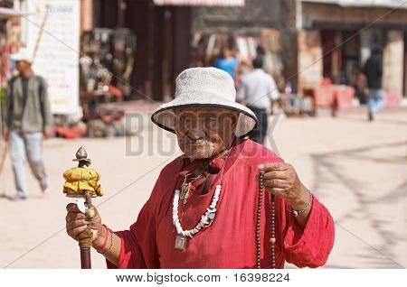 Ältere Pilger in buddhistischen Tempel, Kathmandu, Nepal