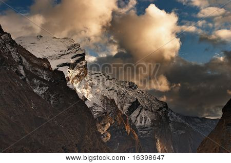 Yasaklayan kayalar, Himalaya, Nepal