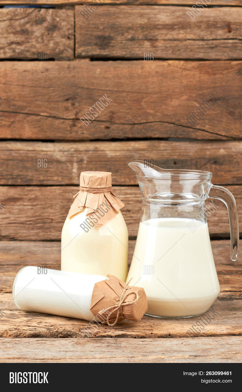 красивая бутылка молока. молоко в бутылке. всемирный день молока. молоко для детей на прозрачном фоне. молоко в стеклянной бутылке.