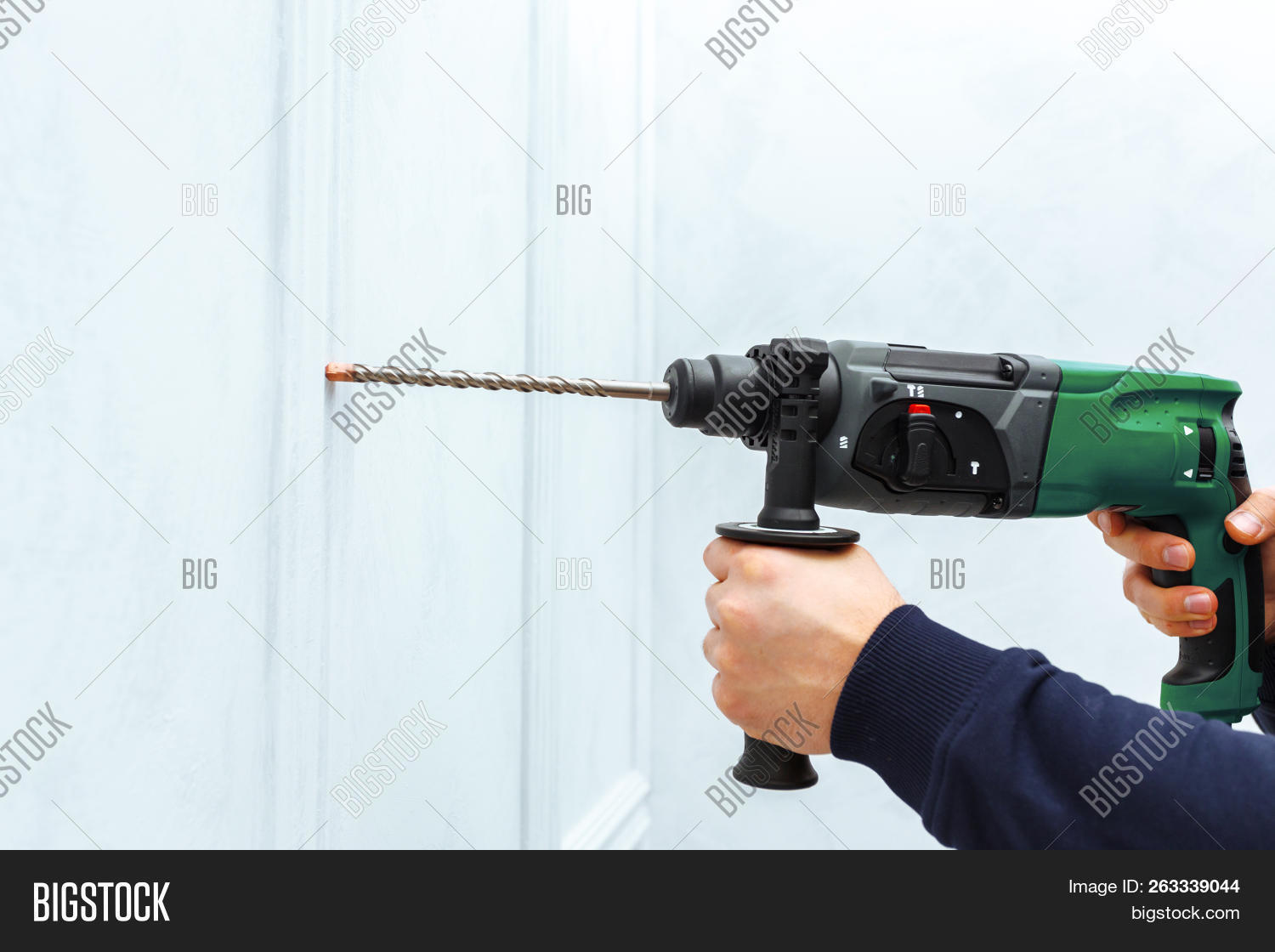 перфоратор сетевой bosch pbh 3000 fre. высверленная стена. дрель стена. ремонт квартир мастер. сверлить стены время.