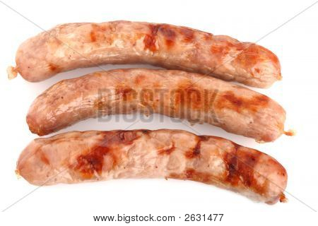 Beyaz zemin üzerinde üç Fried Chipolata sosis