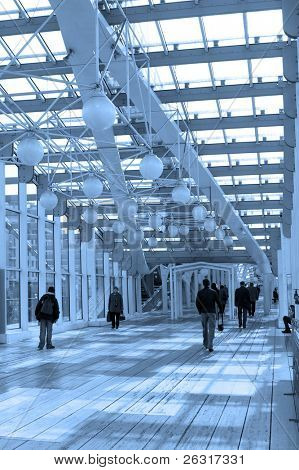 Corridoio blu, sfere e gente che cammina