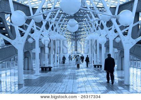 Corridoio blu, sfere e gente che cammina